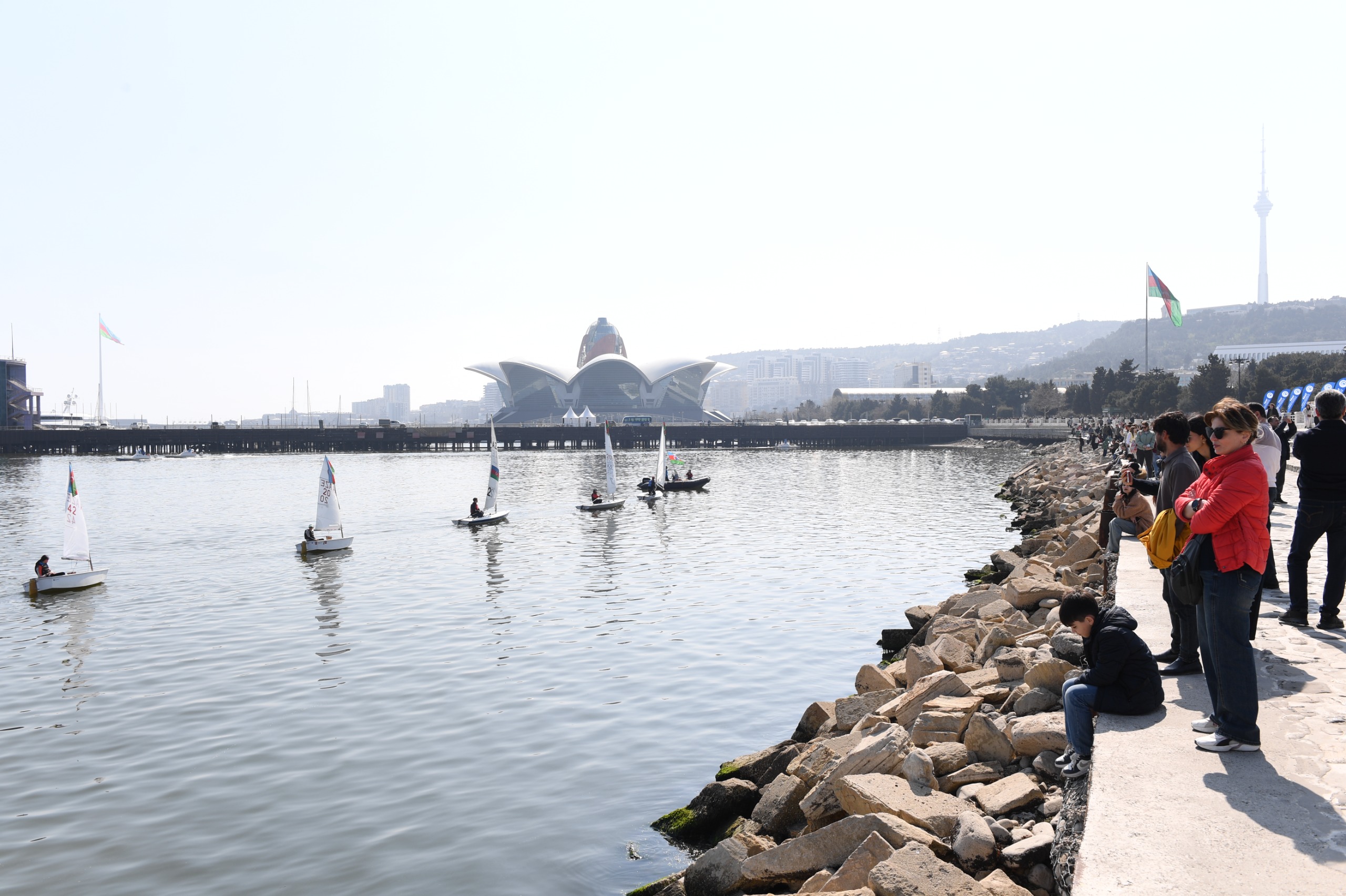Bakıda Xəzərin suları avarçəkmə və yelkənli qayıqlarla bəzəndi (FOTO)